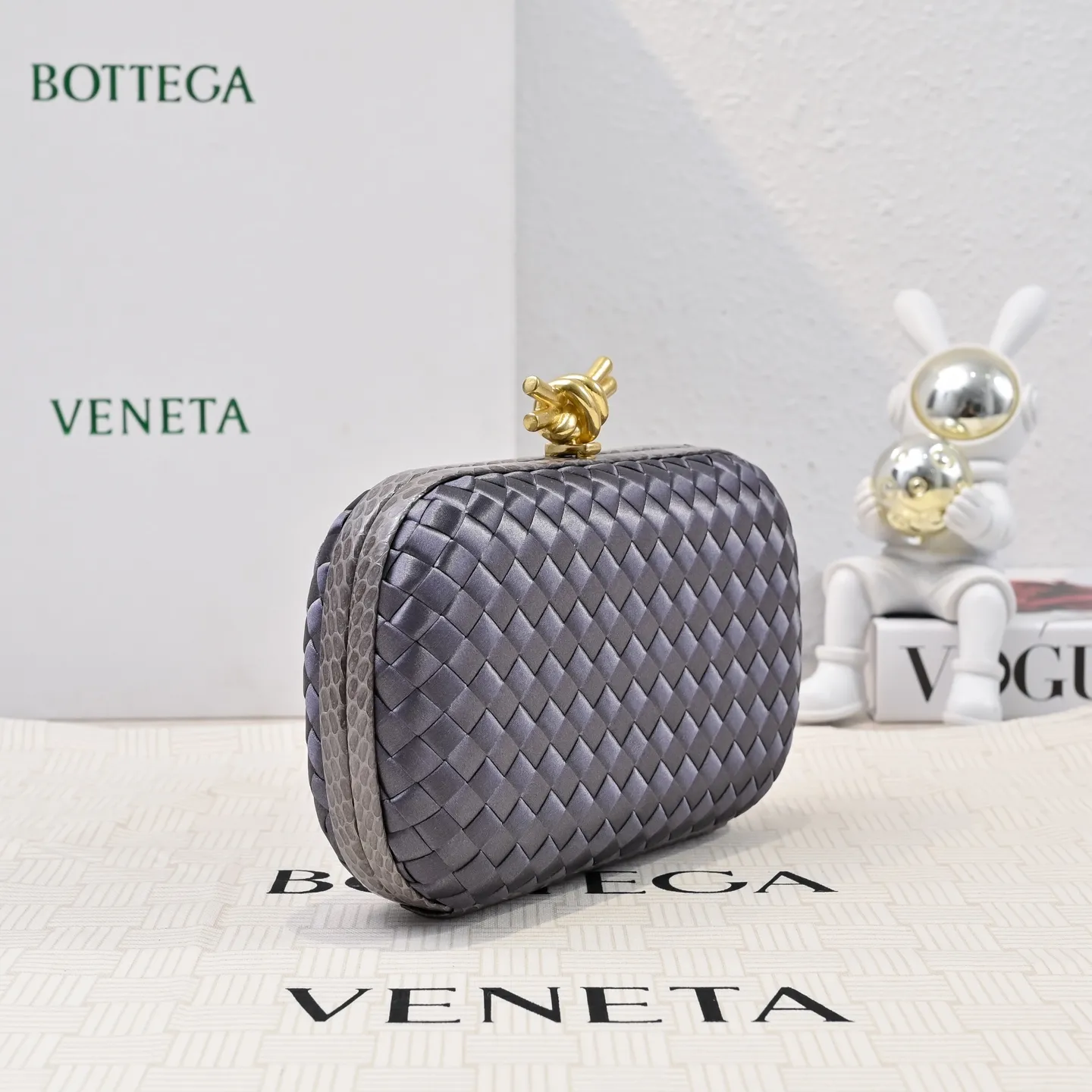 Batch 1460 #BV Knot woven evening bag series ~ Each bag reveals exquisite elegance💫Iconic classic silk weaving➕snake skin trimming with knot buckle, soft and delicate feel. The design is small and exquisite, low-key without logo, elegant and elegant. Paired with evening dress or cheongsam, it has the atmosphere of a famous and wealthy lady. Full of aura and invincible texture💃 Model: 7622 Dimensions: 20x12x5.5